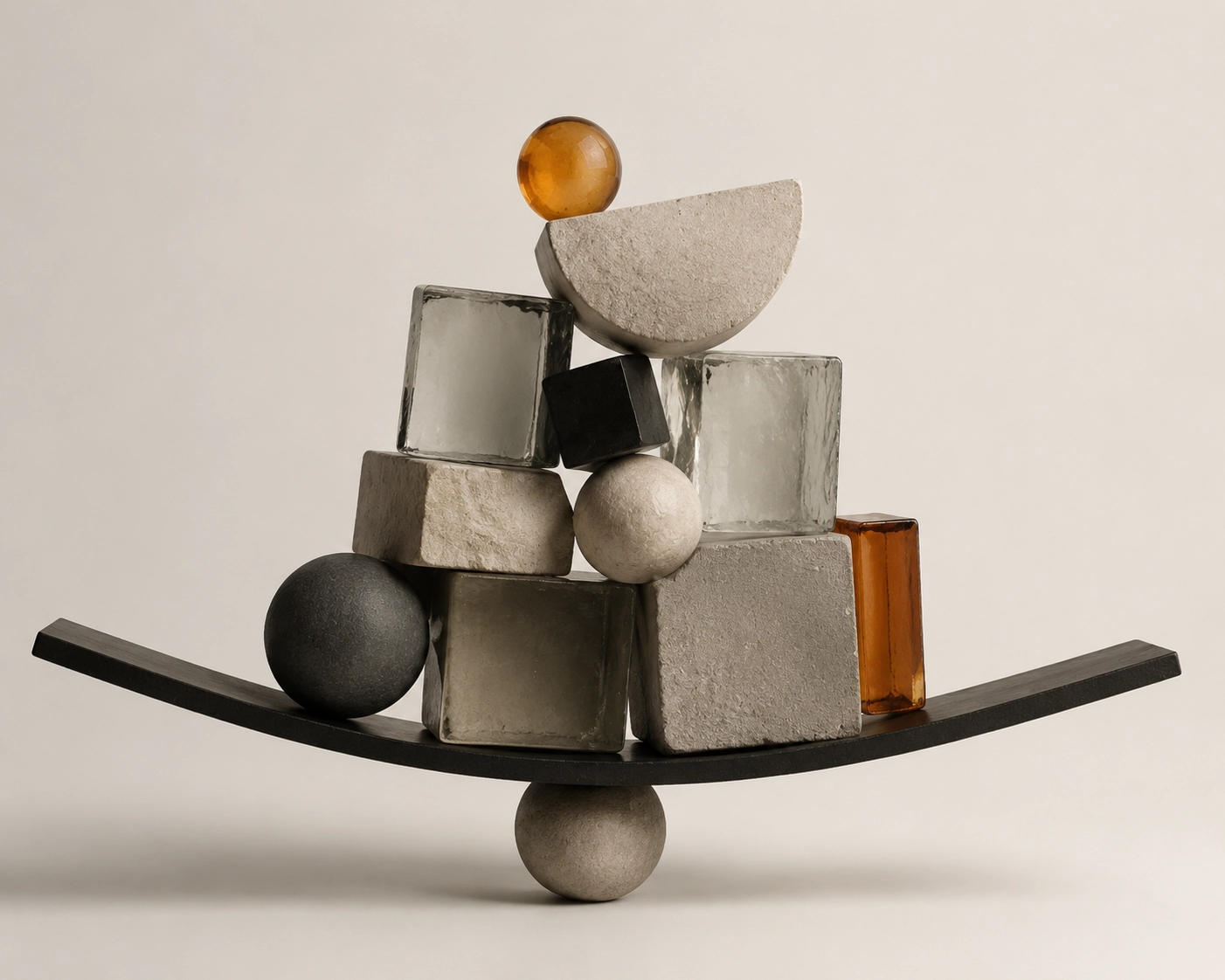 Abstrakte Komposition aus konzentrischen Glasformen mit goldener Kugel